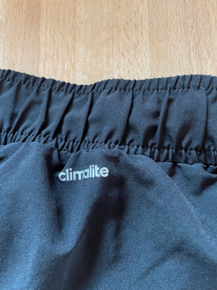 2 Kurze Original Adidas Shorts Gr. 140, schwarz in Neusitz