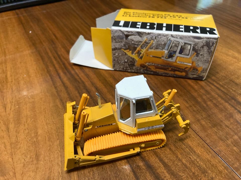 Liebherr Planierraupe Modell 1:50 Typ PR 722 Dozer in Augsburg