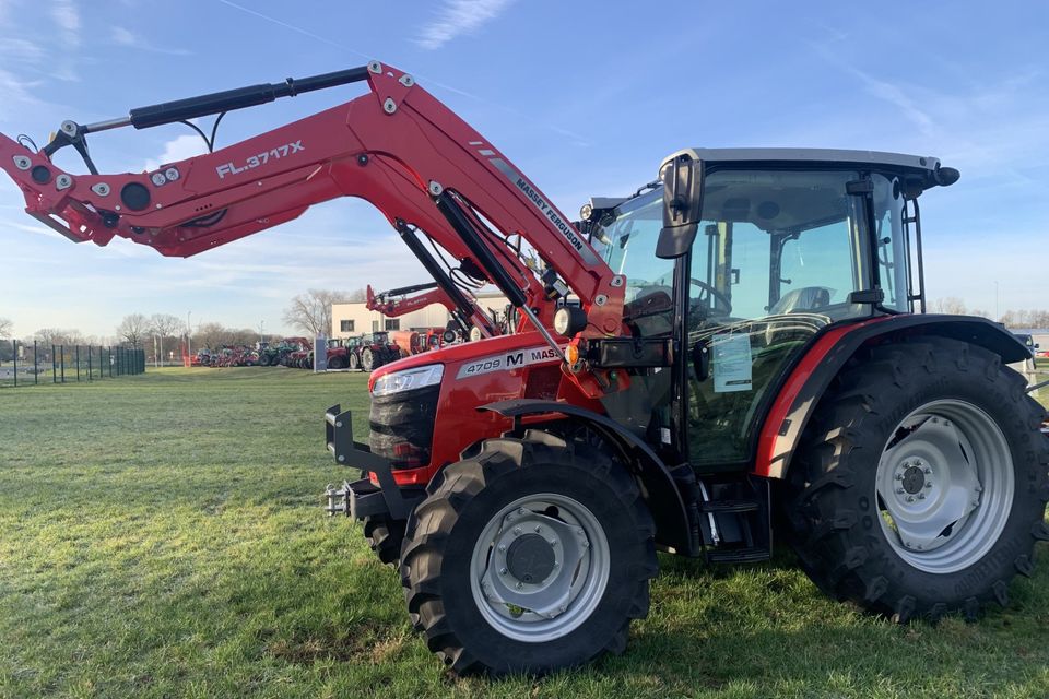 Massey Ferguson 4709M mit Frontlader MF FL 3717X in Sulingen