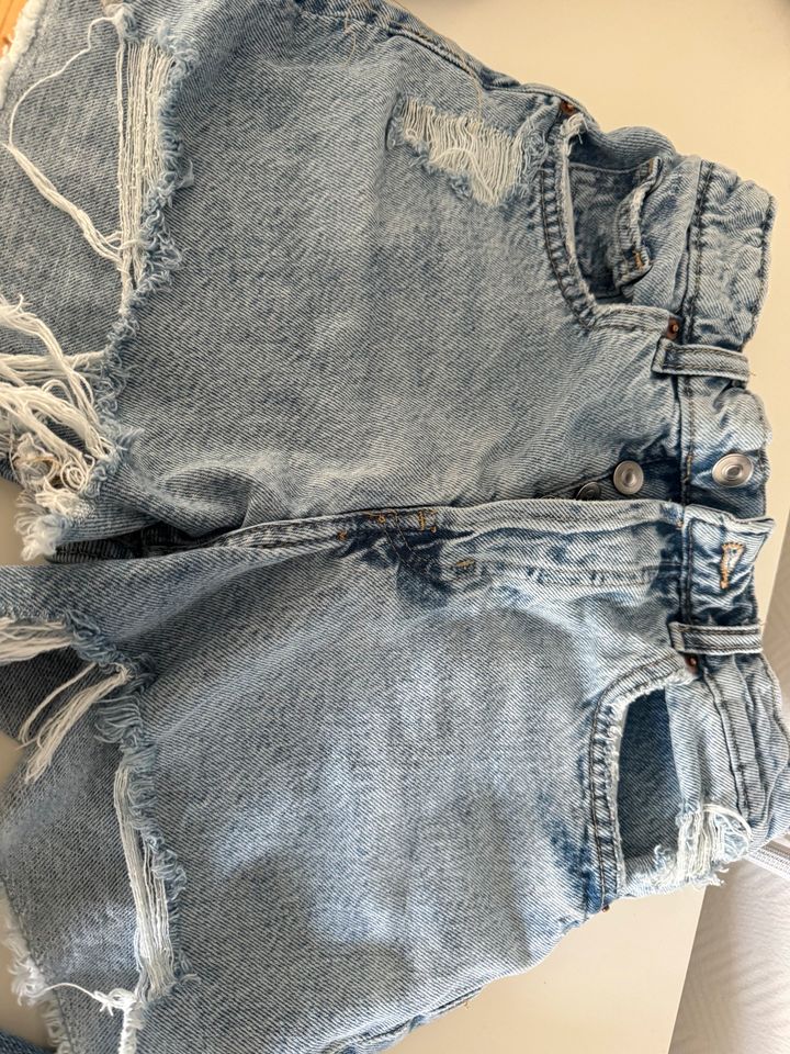 3 tolle Jeans Shorts gr. 34 von H&M, Bershka & Stradivarius in Düren