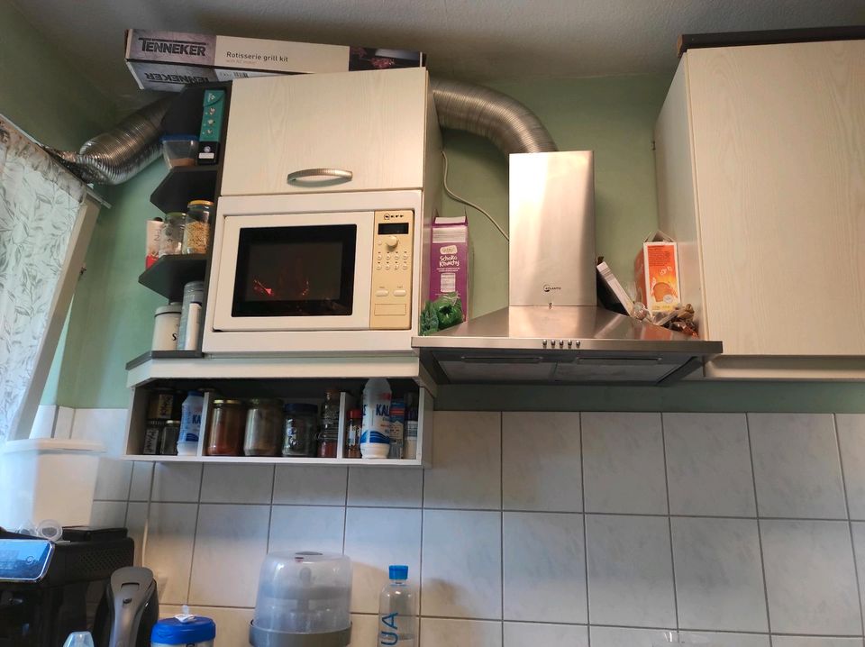 Küche mit Dunstabzugshaube und Mikrowelle ohne Geräte in Stuttgart