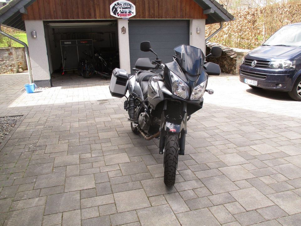 Suzuki DL650 A V-Strom, Top Zustand, ABS, Koffer, vielen Extras in Bad Säckingen