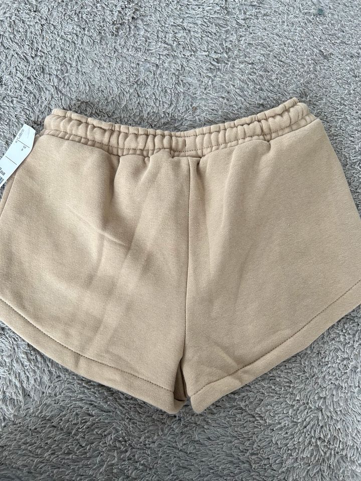 Neu - Ellesse Shorts beige Gr. 36 in Frankfurt am Main