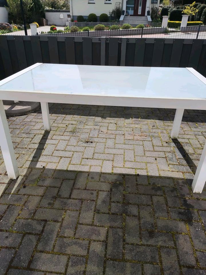 Garten Tisch mit Glasplatte in Scharbeutz