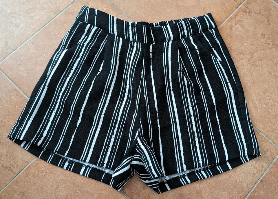 Shorts kurze Hose high waist schwarz weiß Streifen XS 34 neu in Thüringen -  Erfurt | eBay Kleinanzeigen ist jetzt Kleinanzeigen