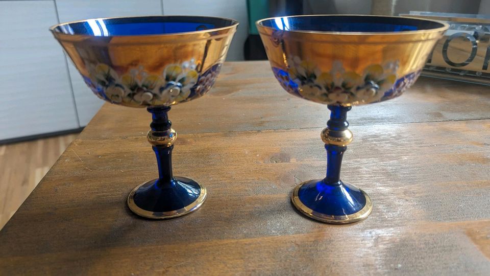 Blauglasgläser mit gold und Blumen verziert in Leipzig