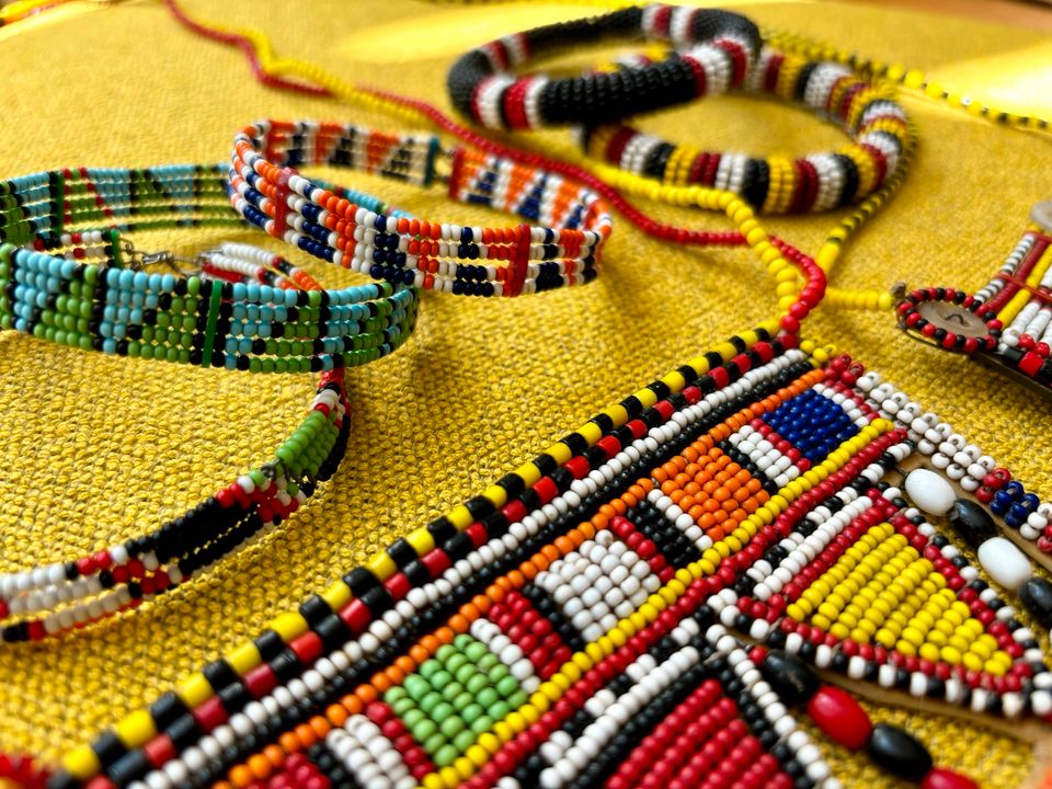 Original Massai Schmuck aus Kenia  •  2 Perlenketten, 5 Armreifen in Berlin
