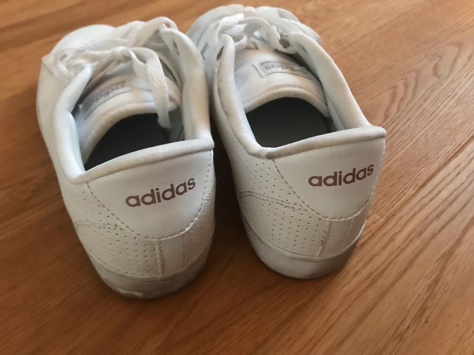 Weiße Sneaker, Turnschuhe von Adidas Größe 38 2/3, US Größe 7 in Wedel