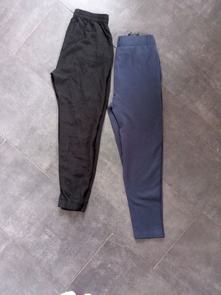 2 Hosen Stoffhosen Joggers H&M Gr. 152 schwarz, blau in Kisdorf