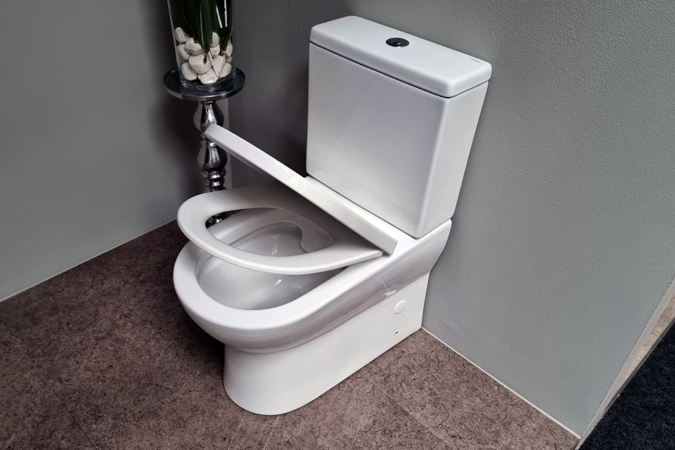 Keramik Stand WC mit Spülkasten Toilette bodenstehend + WC Sitz 379,- €* in Bad Essen