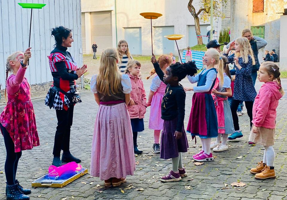 Kinderclown Kinderzauberer Luftballons Schminken in Köln