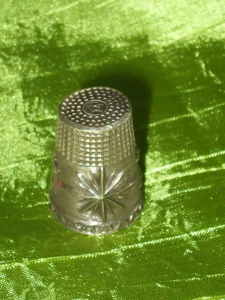 SCHÖNER FINGERHUT THIMBLE *STERNE* Sterling-Silber gestempelt in Gilching