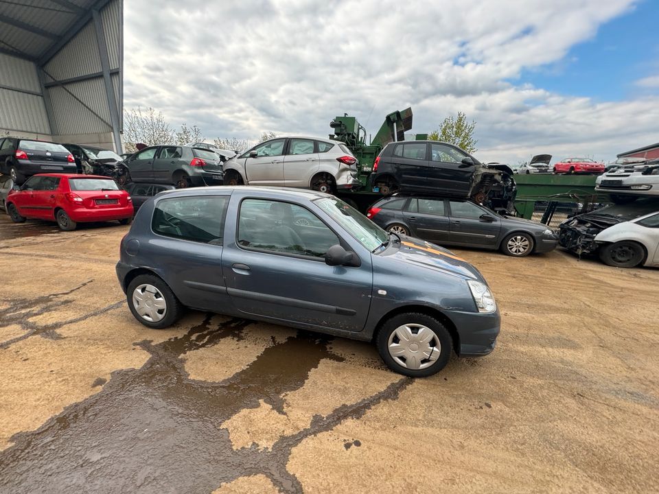 Renault Clio 1.1L 55KW Autoteile Ersatzteile Schlachtfest in Waldbröl