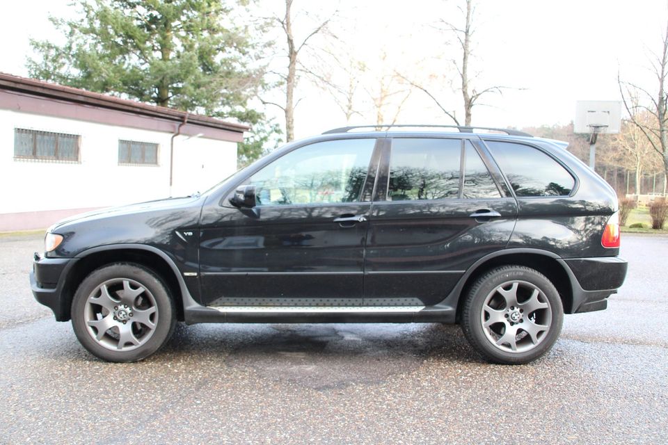 BMW X5 4,4i Allrad, Klima, Schiebedach, abnehm. AHK, 8 fach in Bad Herrenalb