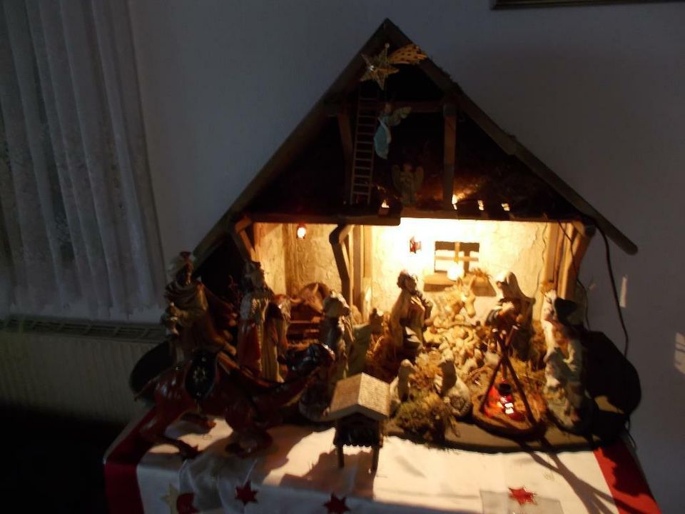 Große Weihnachtskrippe mit Beleuchtung und großem Stall in Günzburg