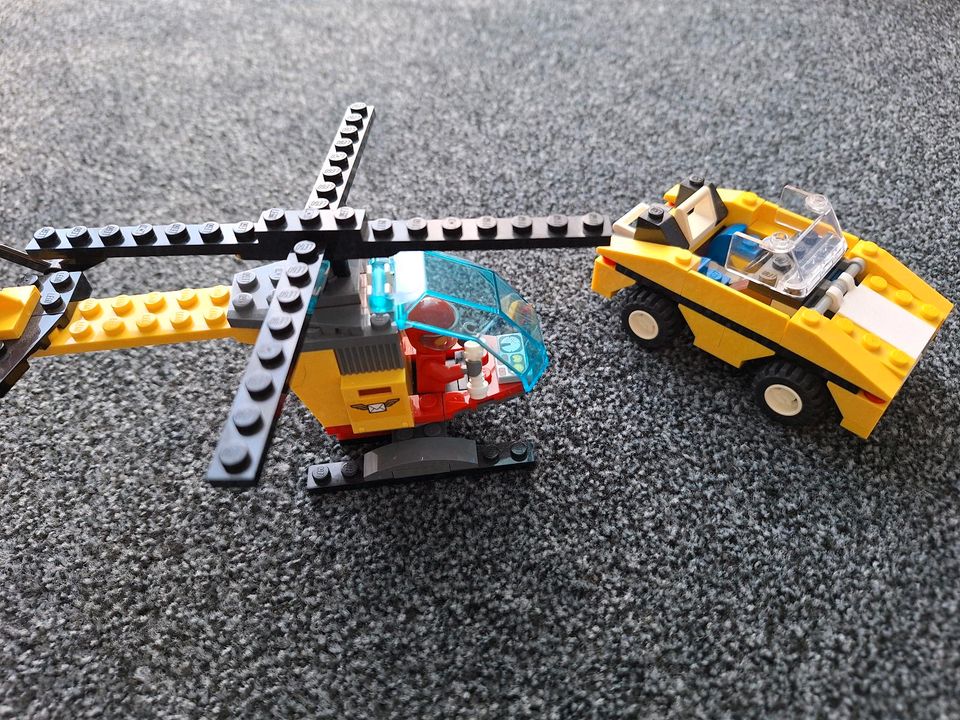 Lego 12 versch. Fahrzeuge in Hameln