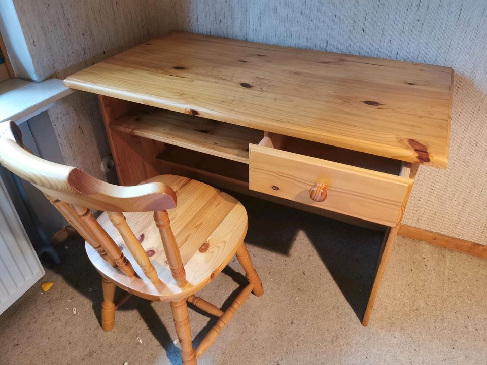 Schreibtisch mit Stuhl massiv Holz zu verschenken in Rötgesbüttel
