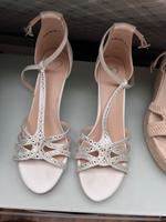 Weisse Pumps mit Strass Brautschuh Nordrhein-Westfalen - Kamen Vorschau