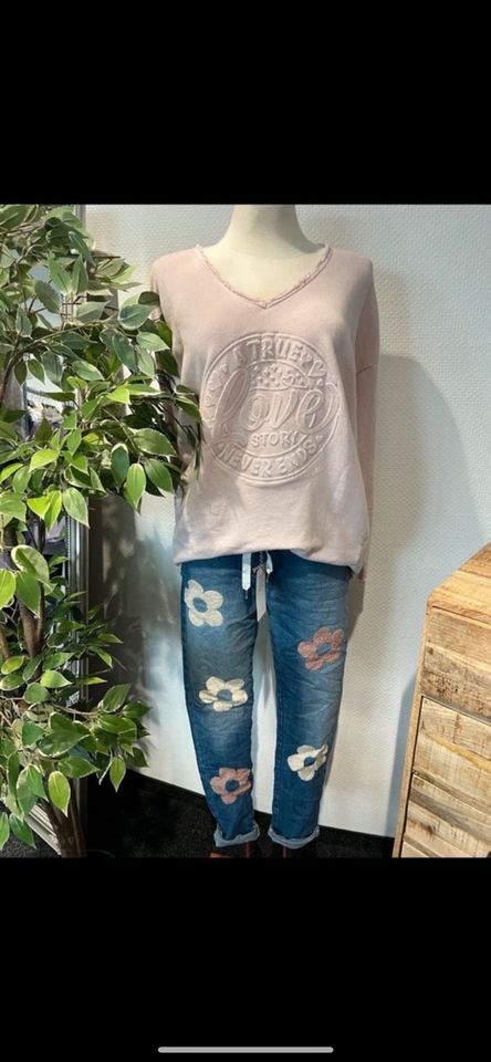 Sommer Jeans in blau mit Blumen Patch neu in Essen