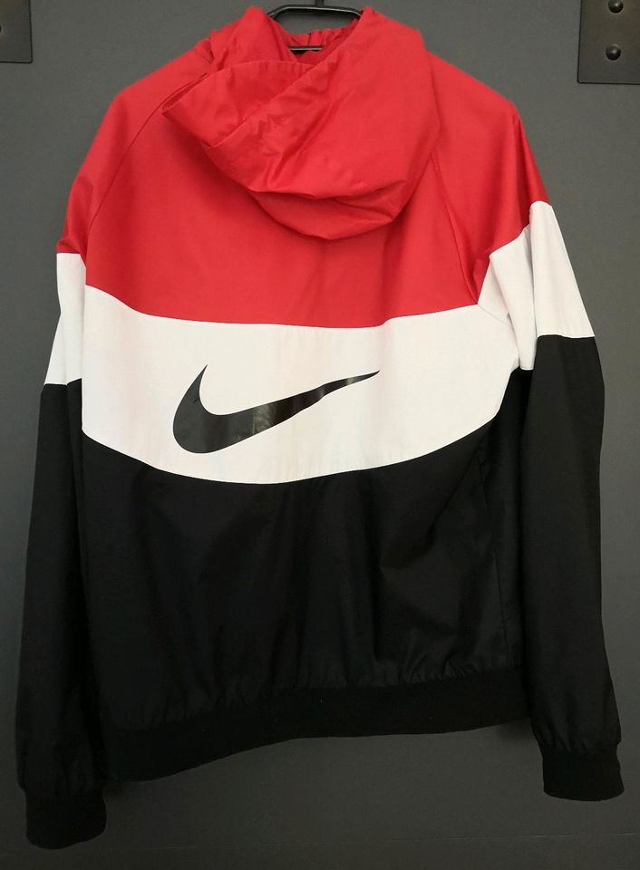 Nike Windbreaker Jacke Gr. M top Zustand in Crinitz