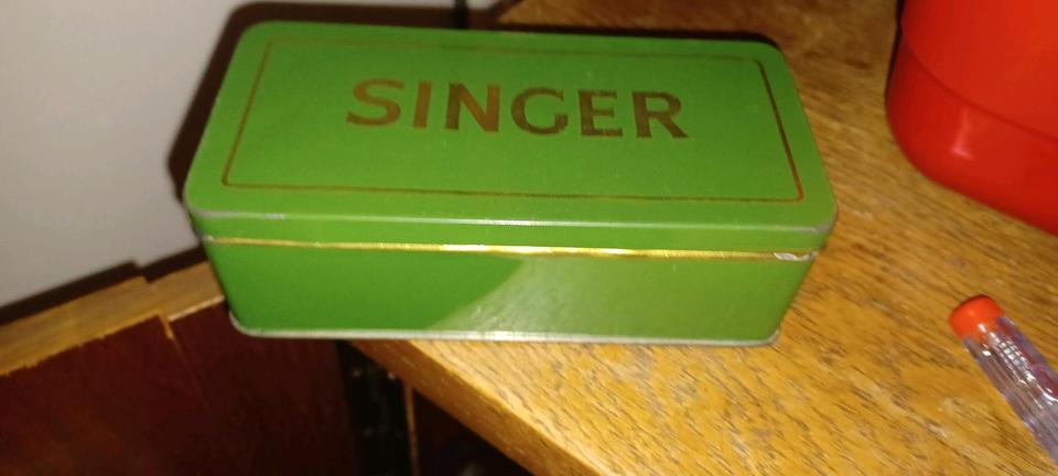 Alte Singer Nähmaschine 216 G mit Beschreibung und Schrank in Regen