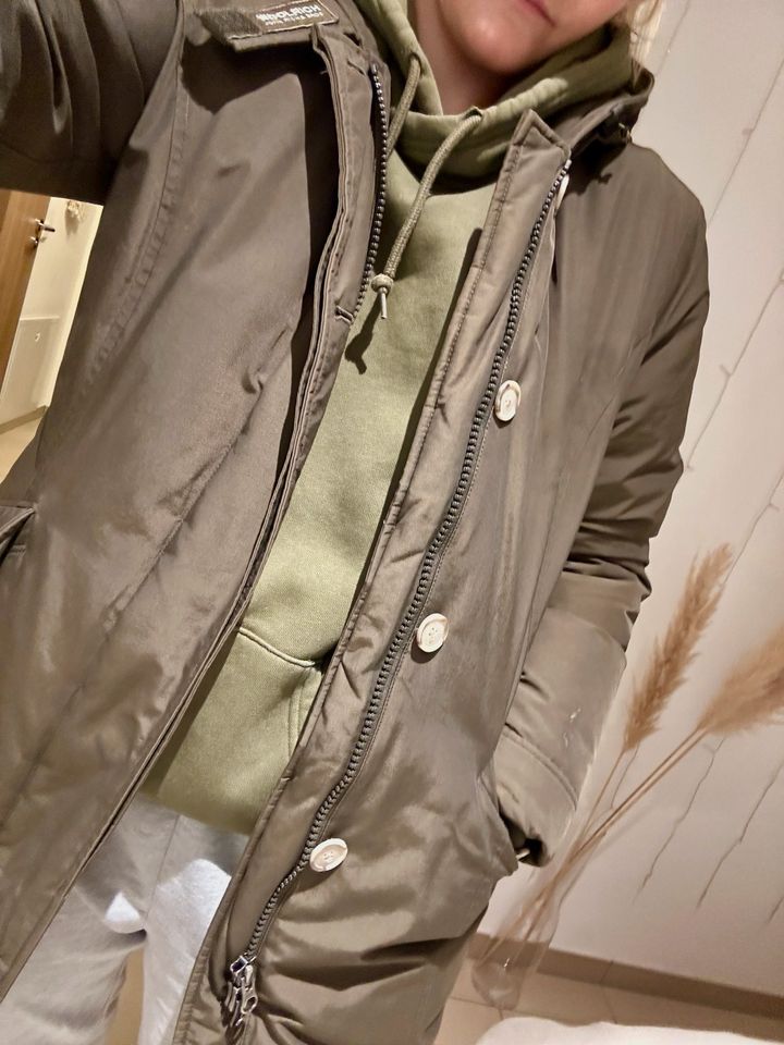 Khakifarbener Woolrich Arctic Mantel/Parka in Regensburg