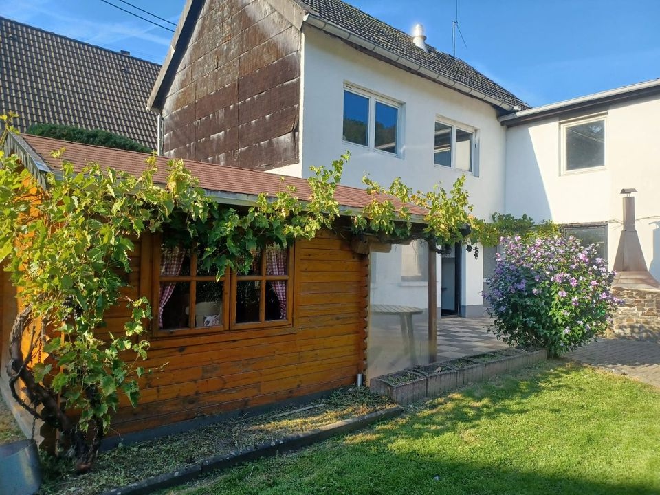 Einfamilienhaus und Nebengebäude zu verkaufen in schöner Naturlage. in Katzwinkel (Sieg)