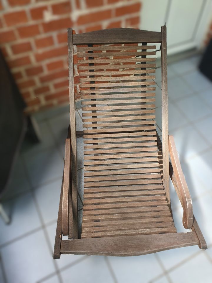 Zusammenklappbarer Liegestuhl aus dunklem FSC-zertifiziertem Holz in Stuttgart