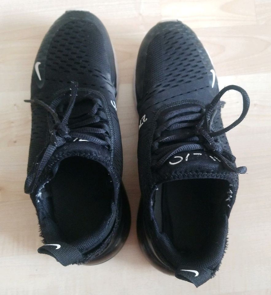 Nike Air 270 schwarz Gebrauchsspuren Gr 40 für 18 € in Schorndorf