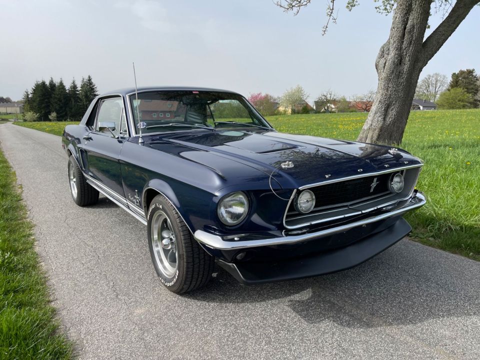 Ford Mustang, toller Wagen mit vielen Optionen in Wüstenrot