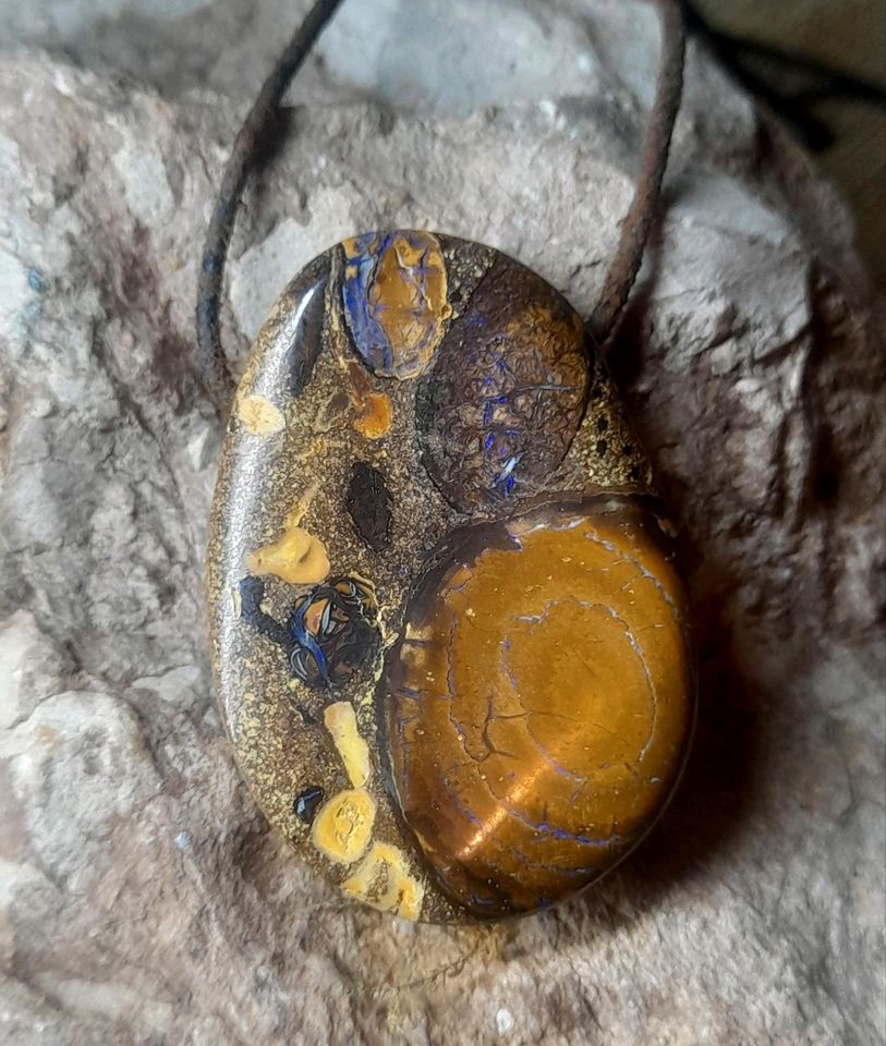 Verschiedene einzigartige koroit Matrix Boulder Opal Anhänger in Ismaning