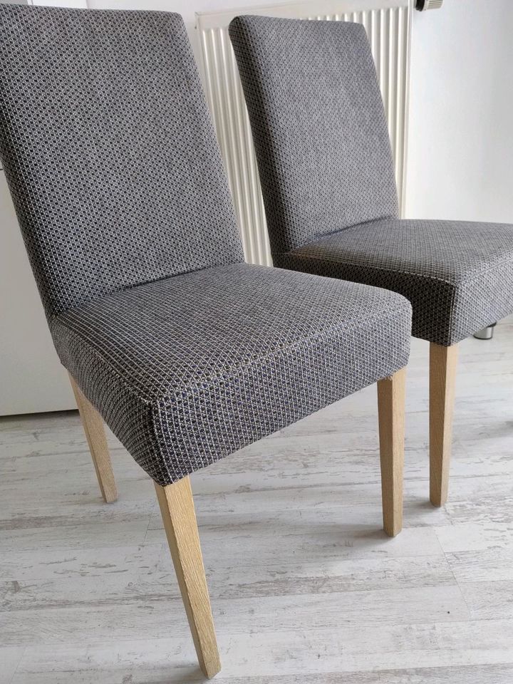 2 Stühle abnehmbarer Soff Anfertigung grau Holzfüße in Walzbachtal