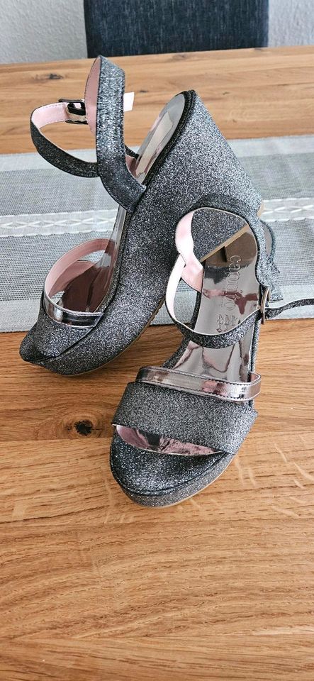 Damen Schuhe Sandalen mit Keilabsatz grau Glitzer Gr 37 wie neu in Neuss