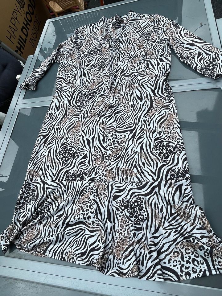Tolles figurbetontes Kleid mit Schluppenschal Gr. 44/46,Bodyflirt in Hamburg