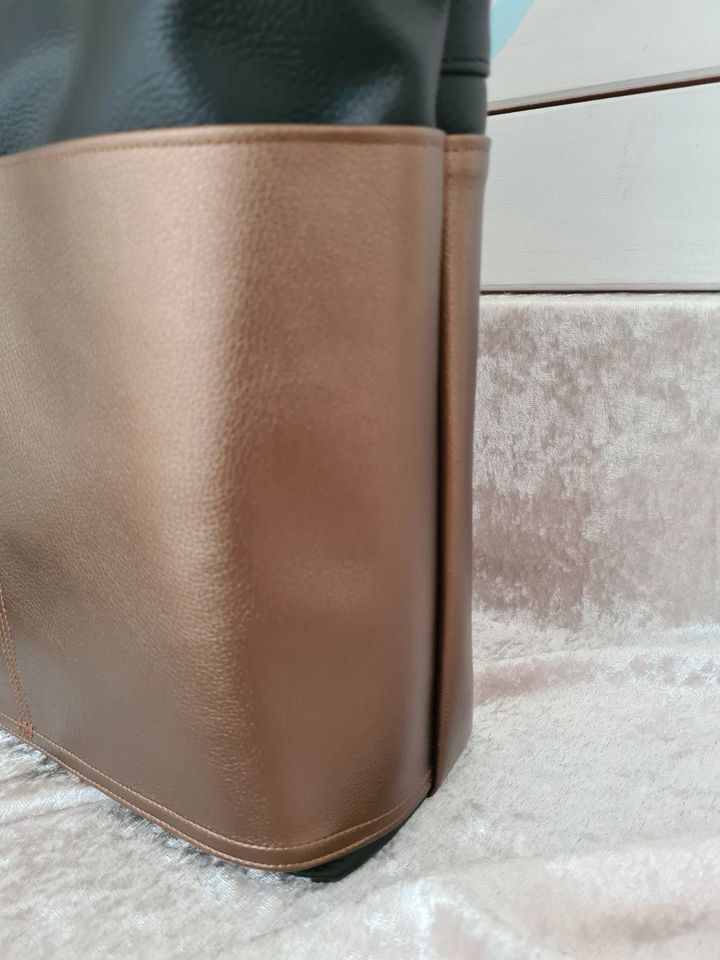 Umhängetasche „Flippo“ schwarz bronze / Gurtbandtasche in Hamburg