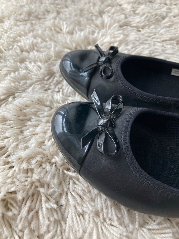 Neuwertige schwarze Lack Ballerinas Clarks 32.5 in Steinhöring