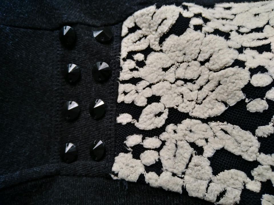 Stylische Strickjacke Gr. 42 neuwertig in Glückstadt