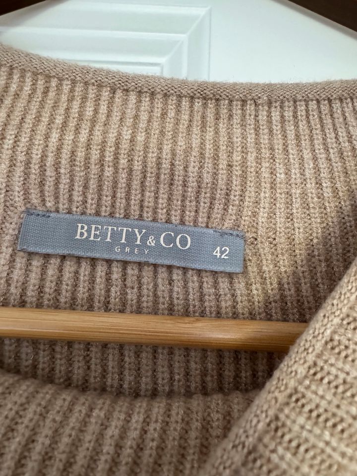 Pullover von BETTY &CO Gr.42 in Lübeck