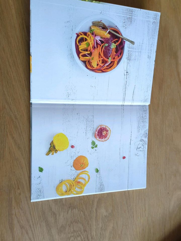 Obst- und Gemüsenudeln Buch von Zoe Armbruster in Löf