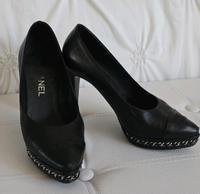 Chanel Leder High Heels Pumps mit Kettendetails  Gr.37,5 Hessen - Bad Vilbel Vorschau
