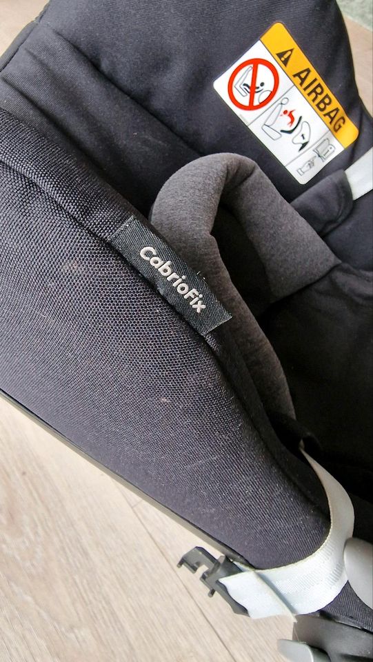 Maxi Cosi Isofix Station mit Babyschale Maxi Cosi CabrioFix in Lübstorf