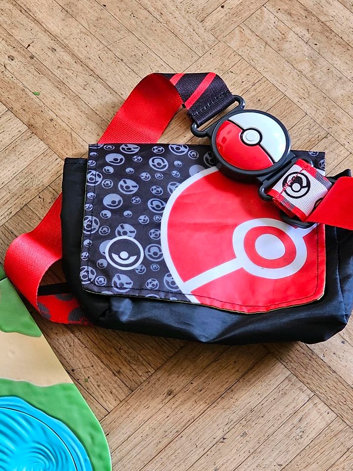 Pokemon Spielkoffer neuwertig und Pokemon Pokebälle mit Tasche in Reutlingen