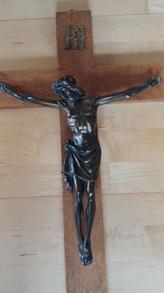 Holzkreuz mit Jesus in Ostheim