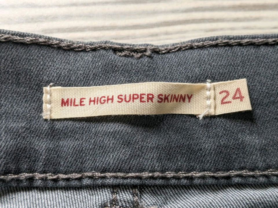 NEU Grau Levi's Mile High Super Skinny Jeans Hose - W 24 - L 28 in München