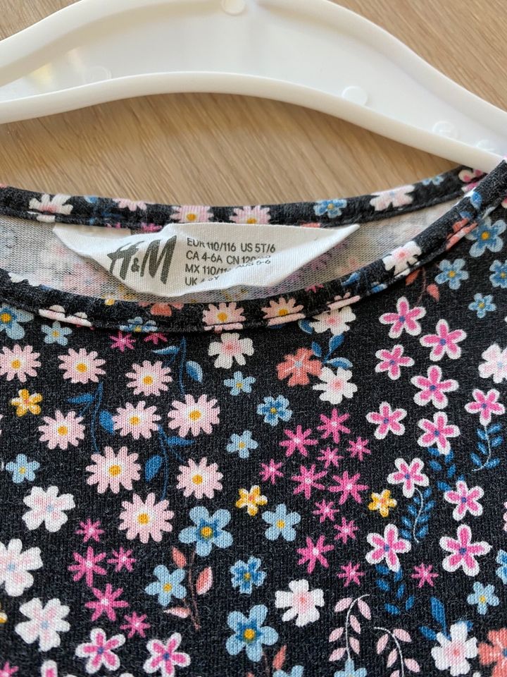 Kleid Blüten von H&M dünner Stoff 110/116 in Westerstede