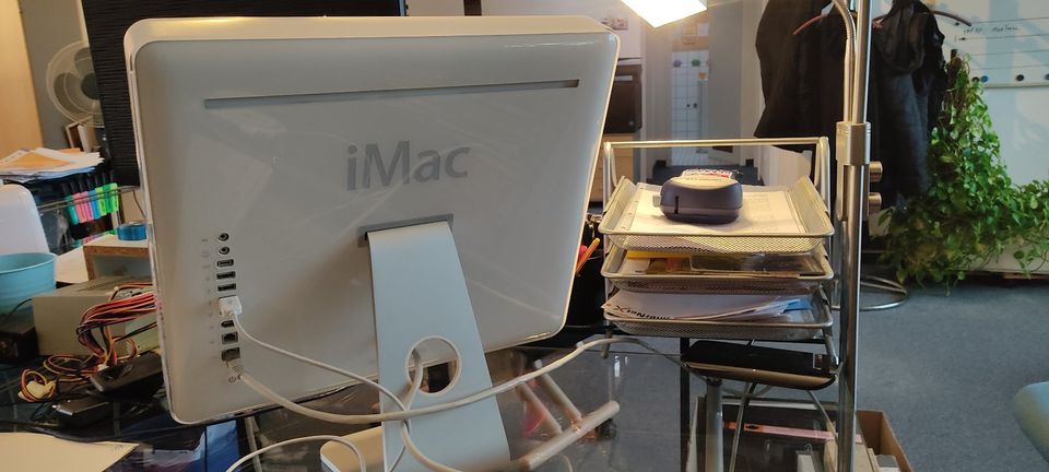 Nostalgie: Apple iMac Computer mit Bildschirm, Maus und Tastatur in Freiburg im Breisgau