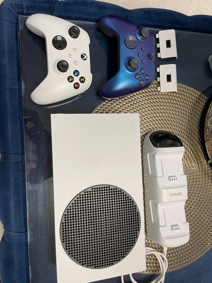 Xbox Series S. 2 Controller in Hermeskeil