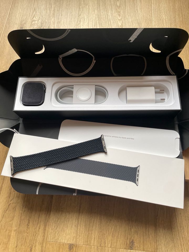 Apple Watch Series 4 / 44mm / Nike Edition + Solo Loop Original in Recklinghausen