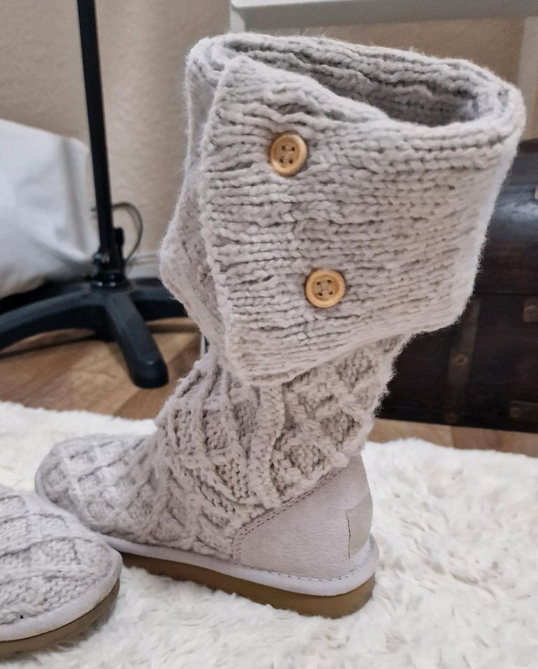 UGG Australia Lattice Cardy Tall Strick Boots Lammfell 36 Sand in Berlin