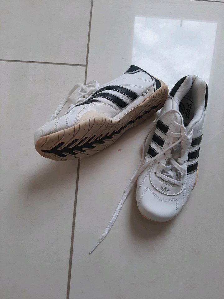 Turnschuhe adidas Goodyear gr 33 in Schöndorf (an der Ruwer)